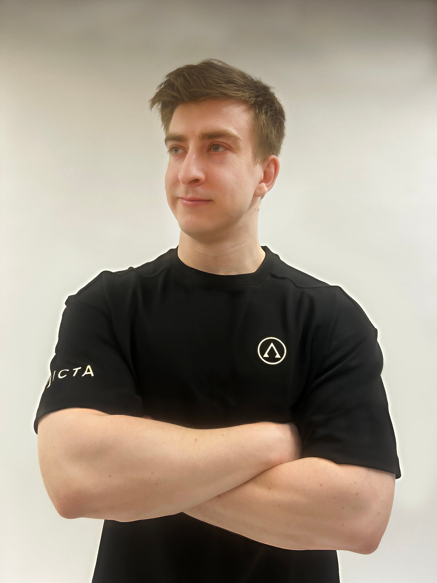 Front of the Invicta Inverse Oversized Gym T-Shirt in black, made from premium 285GSM cotton.