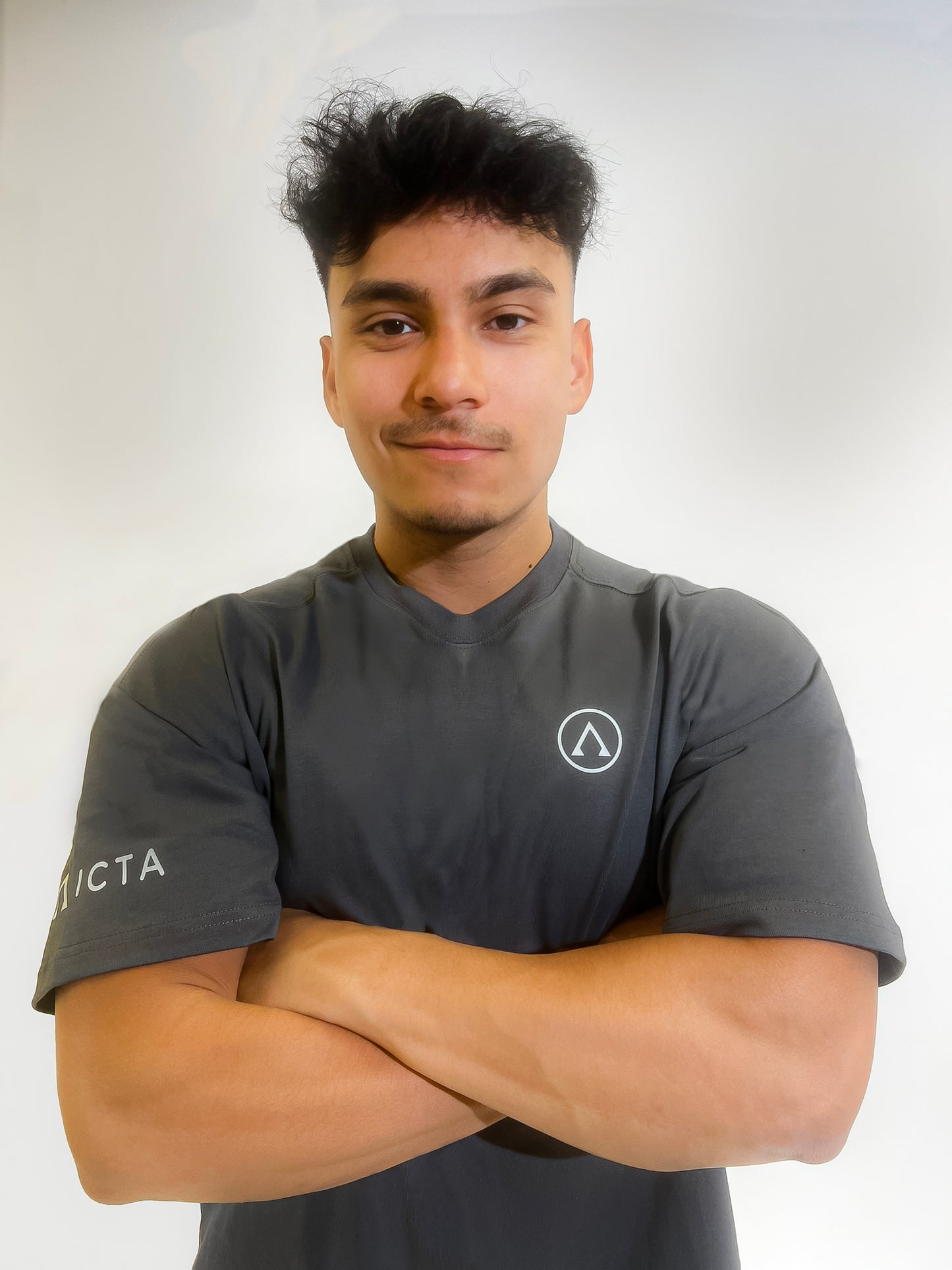 Front of the Invicta Relentless Oversized Gym T-Shirt in grey, made from premium 285GSM cotton.